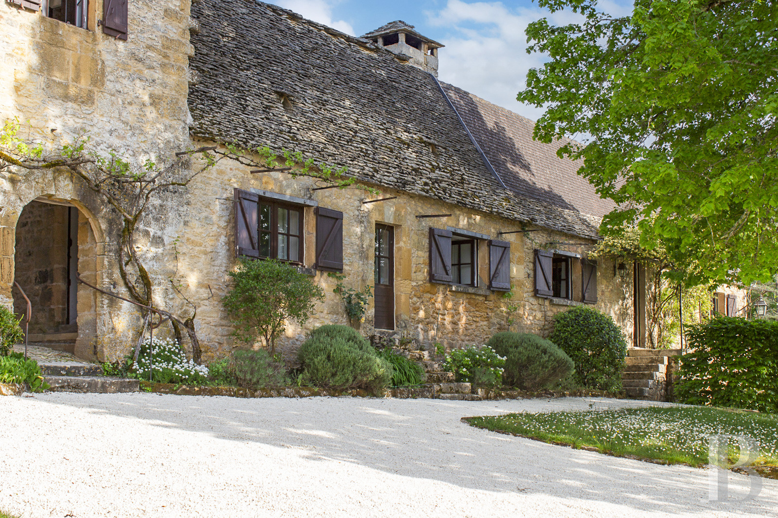An old fortified house and its extensive grounds in the Périgord Noir, in the Dordogne - photo  n°1